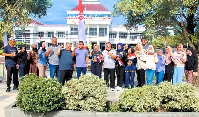 INSTRUKSI BUPATI MAYA HASMITA, DINAS KOMINFO DAN INSPEKTORAT DAERAH LABUHAN BATU BAGIKAN BENDERA MERAH PUTIH GRATIS