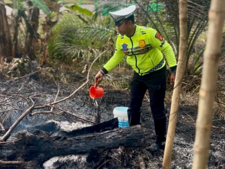 Aksi Cepat Satlantas Polres Musi Rawas Lindungi Perkebunan Warga dari Bencana Kebakaran