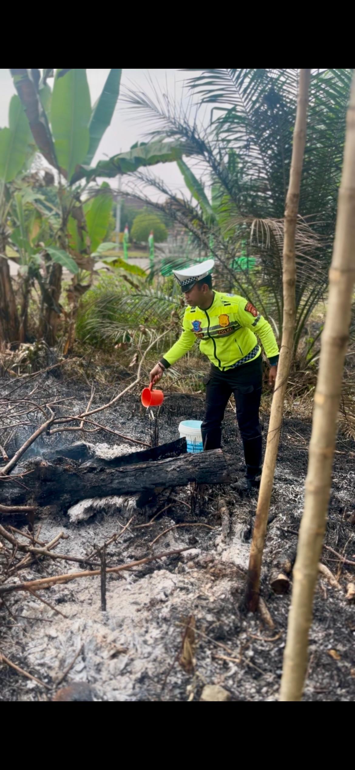 Aksi Cepat Satlantas Polres Musi Rawas Lindungi Perkebunan Warga dari Bencana Kebakaran