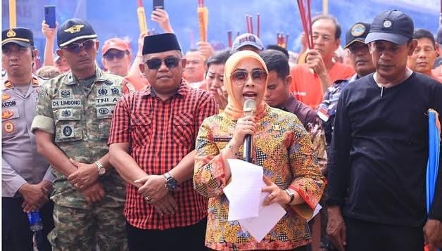 BUPATI LABUHANBATU HADIRI TRADISI BAKAR TONGKANG DI SEI BEROMBANG, WUJUD DUKUNGAN TERHADAP KERUKUNAN DAN PELESTARIAN BUDAYA