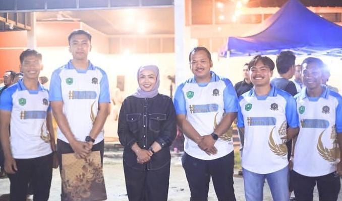 PERERAT SILATURAHMI LEWAT OLAHRAGA, BUPATI LABUHANBATU JAMU TIM SEPAK BOLA KORPRI PADANGSIDIMPUAN