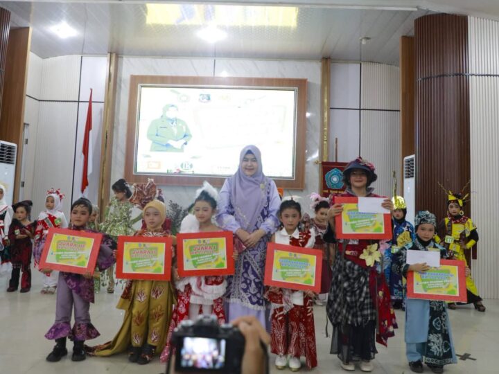 Ketua TP-PKK Tanjab Barat Buka Fashion Show Batik, Tanamkan Cinta Budaya Sejak Dini