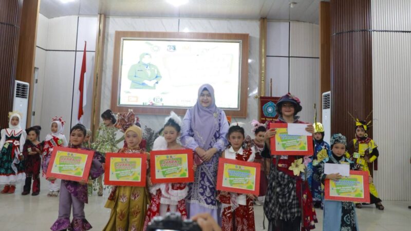 Ketua TP-PKK Tanjab Barat Buka Fashion Show Batik, Tanamkan Cinta Budaya Sejak Dini