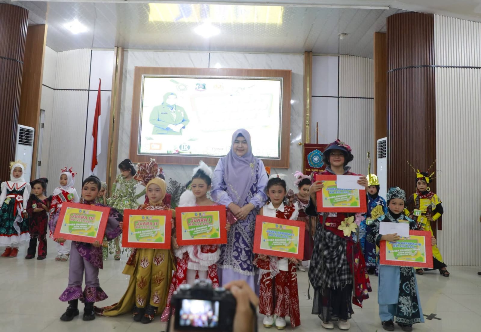 Ketua TP-PKK Tanjab Barat Buka Fashion Show Batik, Tanamkan Cinta Budaya Sejak Dini
