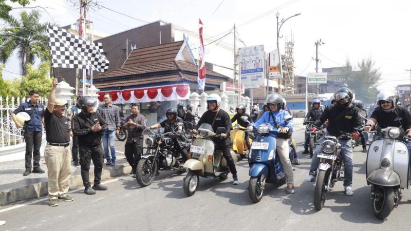 Bupati Anwar Sadat Blusukan Naik Vespa, Bagikan 100 Sembako untuk Warga Kurang Mampu