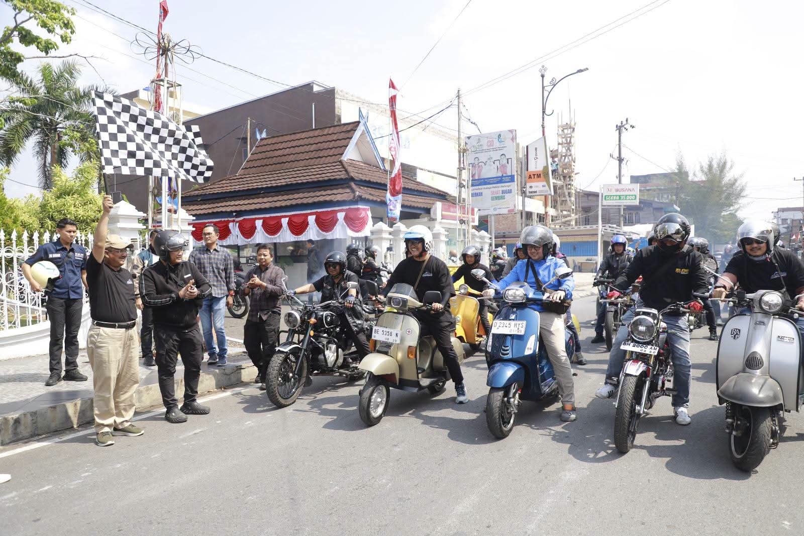 Bupati Anwar Sadat Blusukan Naik Vespa, Bagikan 100 Sembako untuk Warga Kurang Mampu