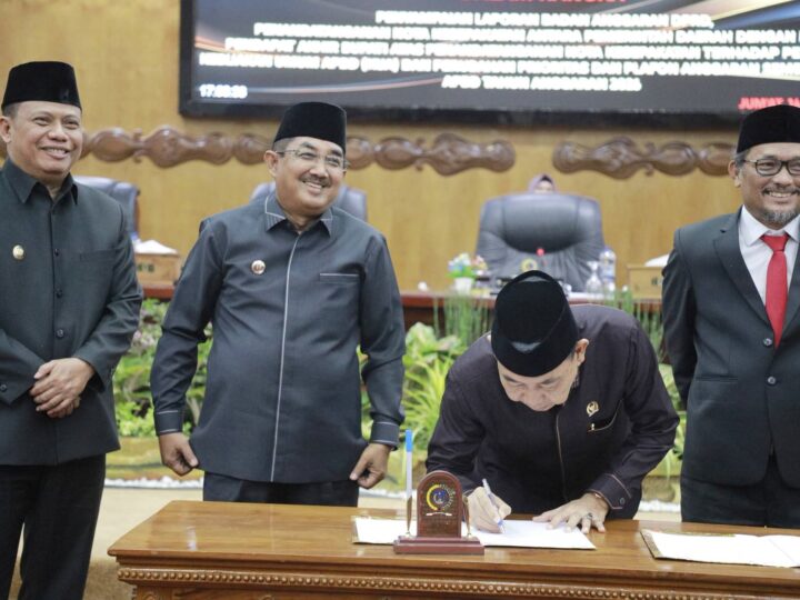 Bupati dan Wabup Hadiri Rapat Paripurna Kedua DPRD Tanjab Barat, Nota Kesepakatan Perubahan KUA-PPAS APBD 2026 Ditandatangani