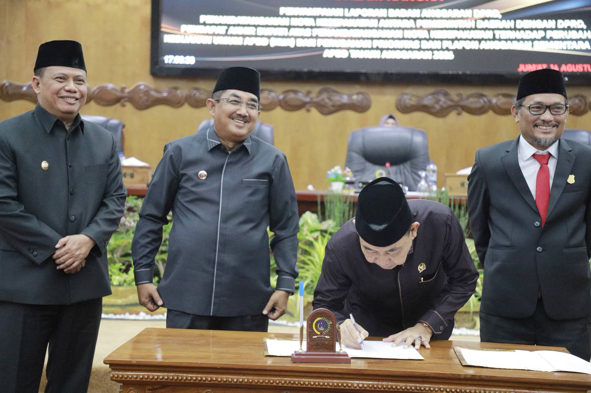 Bupati dan Wabup Hadiri Rapat Paripurna Kedua DPRD Tanjab Barat, Nota Kesepakatan Perubahan KUA-PPAS APBD 2026 Ditandatangani
