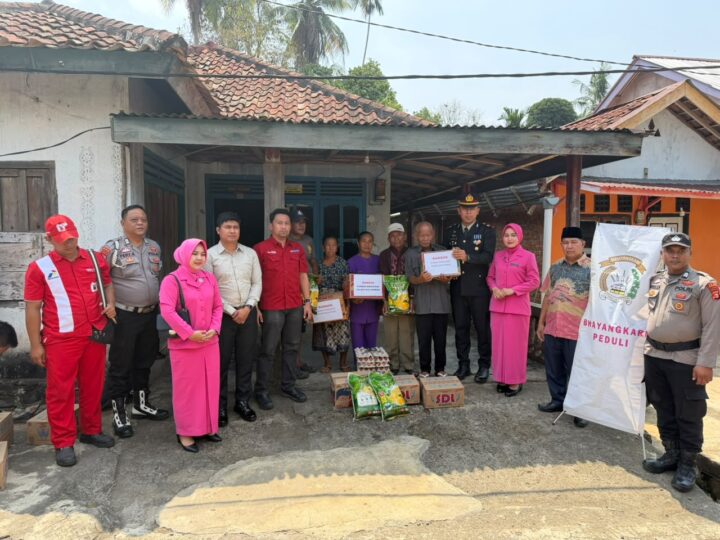 Polres Musi Rawas Bergerak Cepat, Bantu Warga Petunang Korban Kebakaran Rumah
