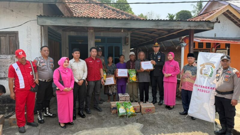Polres Musi Rawas Bergerak Cepat, Bantu Warga Petunang Korban Kebakaran Rumah