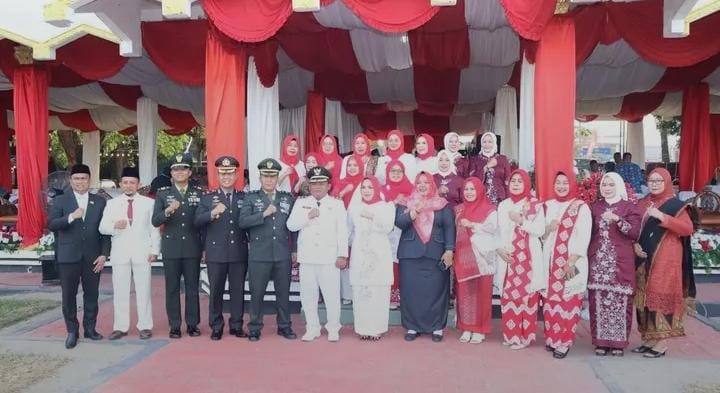 Wakapolres Labuhanbatu Kompol PS. Simbolon, S.H. Menghadiri Upacara Penurunan Bendera HUT ke-81 Kemerdekaan RI di Kabupaten Labuhanbatu