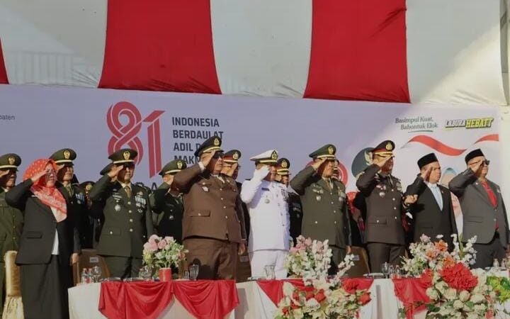 Kapolres Labuhanbatu AKBP Wahyu Endrajaya, S.I.K., M.Si., Menghadiri Upacara Penurunan Bendera Merah Putih Dalam Rangka Memperingati Hari Ulang Tahun (HUT) ke-81