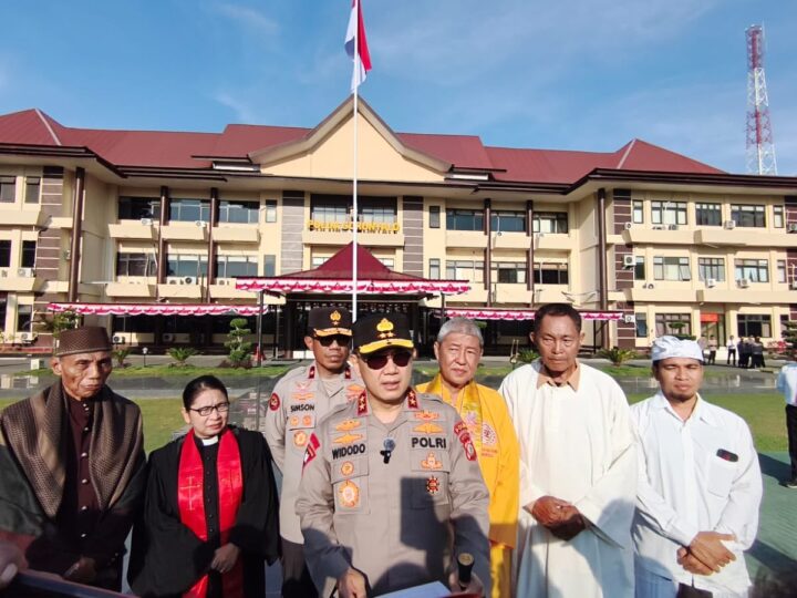 KAPOLDA GORONTALO MELAKUKAN KEGIATAN BERSAMA PARA TOKO AGAMA SERTA ELEMEN MASYARAKAT, MEMBENTUK SOLIDARITAS DAN EMPATI KEPADA MASYARAKAT NNT YANG KENA DAMPAK BENCANA