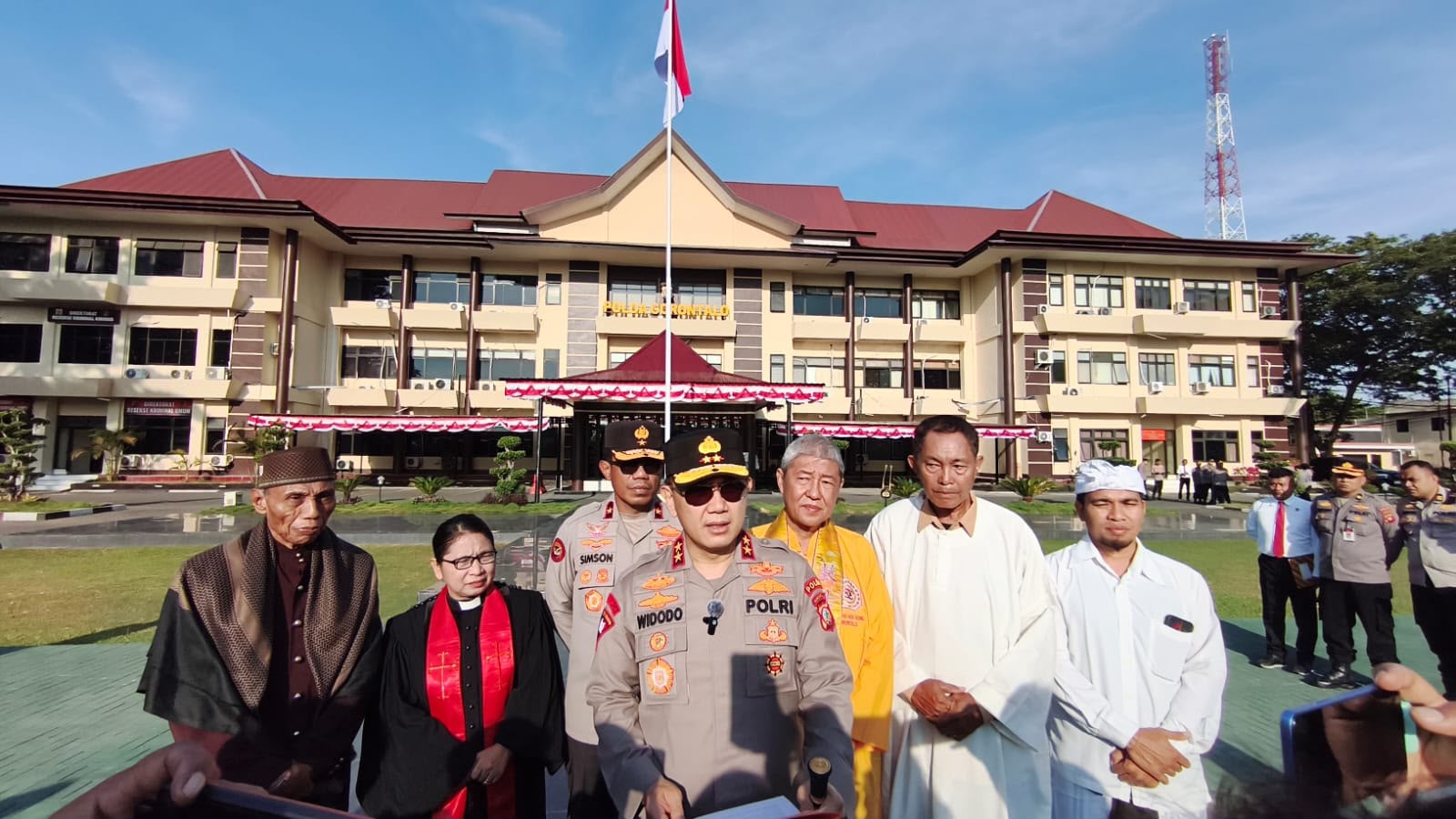 KAPOLDA GORONTALO MELAKUKAN KEGIATAN BERSAMA PARA TOKO AGAMA SERTA ELEMEN MASYARAKAT, MEMBENTUK SOLIDARITAS DAN EMPATI KEPADA MASYARAKAT NNT YANG KENA DAMPAK BENCANA