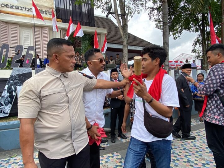 HUT RI ke-81 Pengawal Gubernur Maluku Hiraukan Pemberian Pesan Surat Dari Aliansi Sou Upaa
