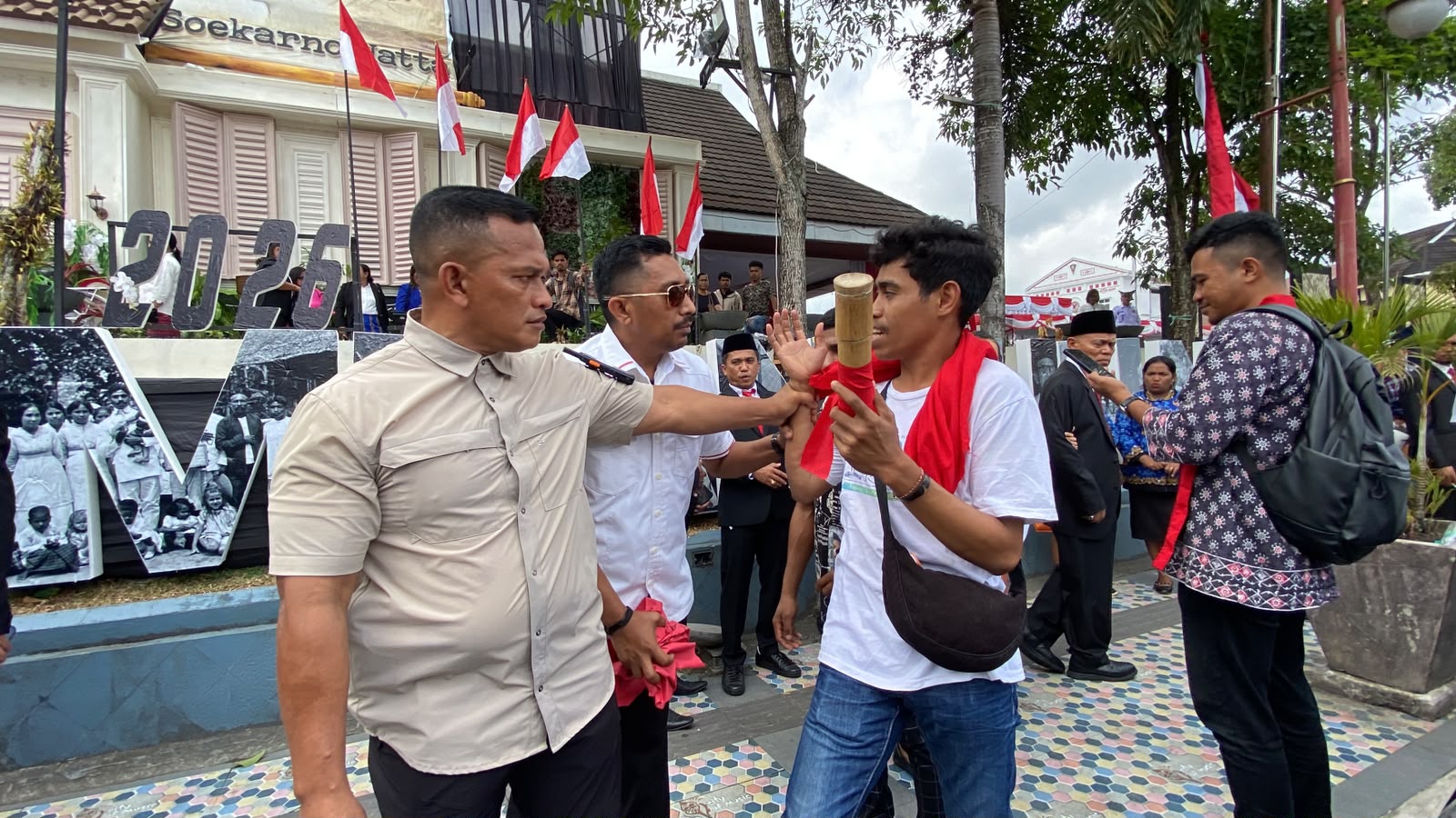 HUT RI ke-81 Pengawal Gubernur Maluku Hiraukan Pemberian Pesan Surat Dari Aliansi Sou Upaa