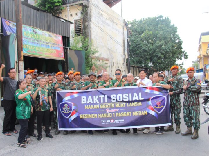 Personel Resimen Hanud 1 Pasgat Gelar Bakti Sosial, Bagikan Makanan Gratis Kepada Lansia
