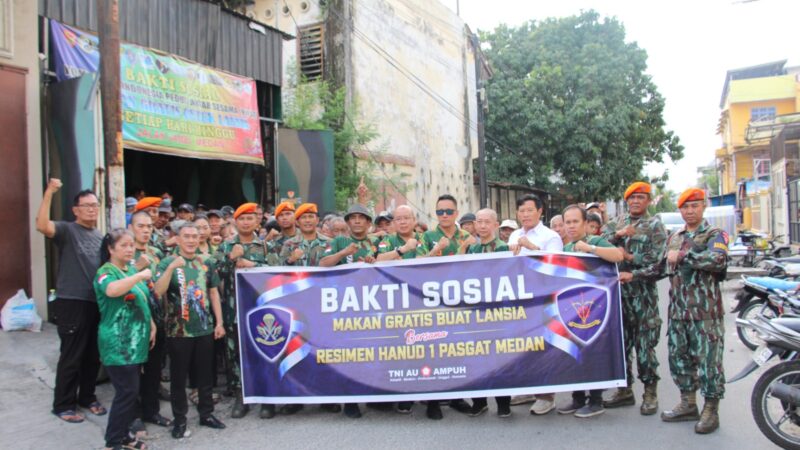 Personel Resimen Hanud 1 Pasgat Gelar Bakti Sosial, Bagikan Makanan Gratis Kepada Lansia