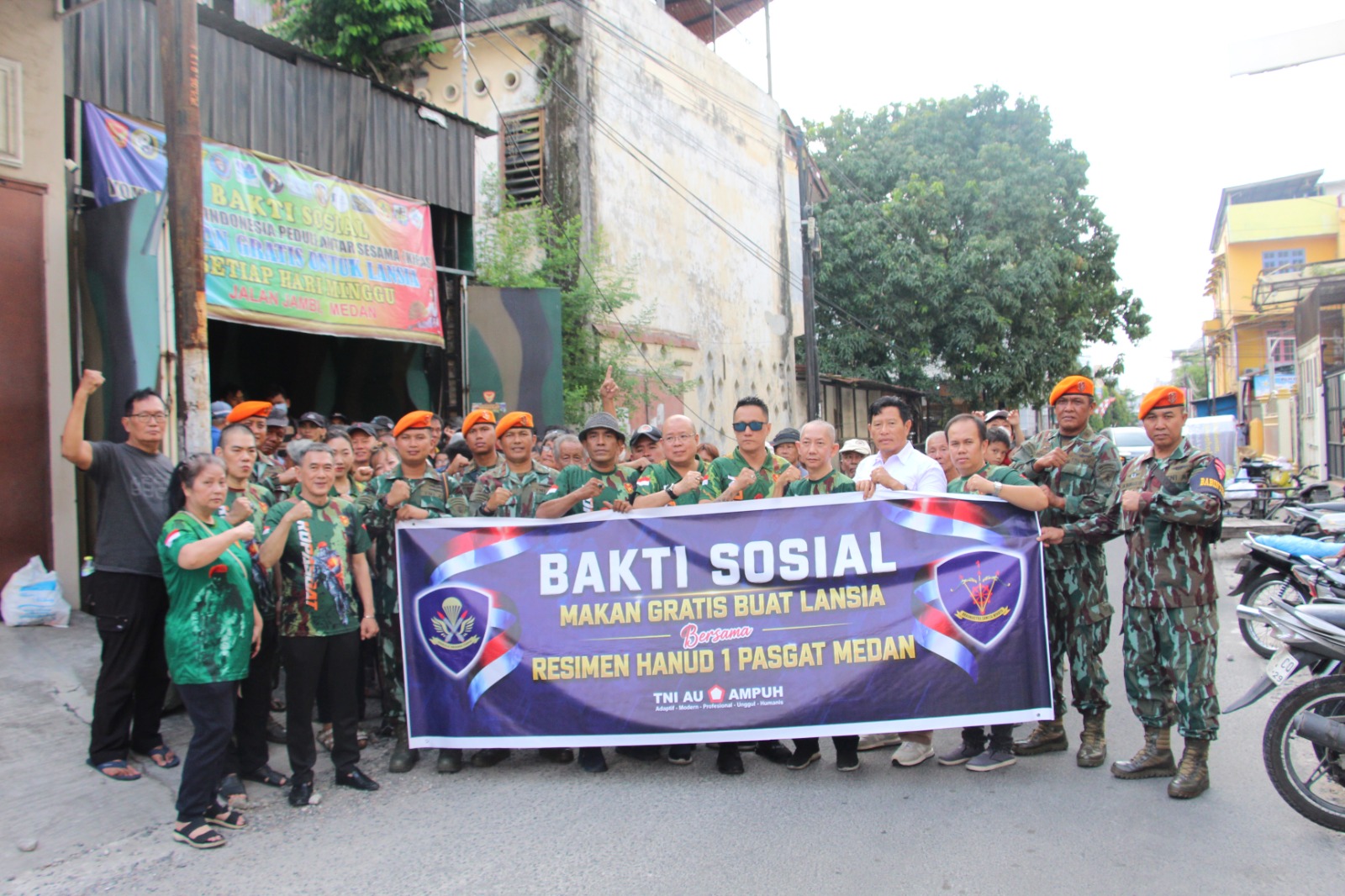 Personel Resimen Hanud 1 Pasgat Gelar Bakti Sosial, Bagikan Makanan Gratis Kepada Lansia