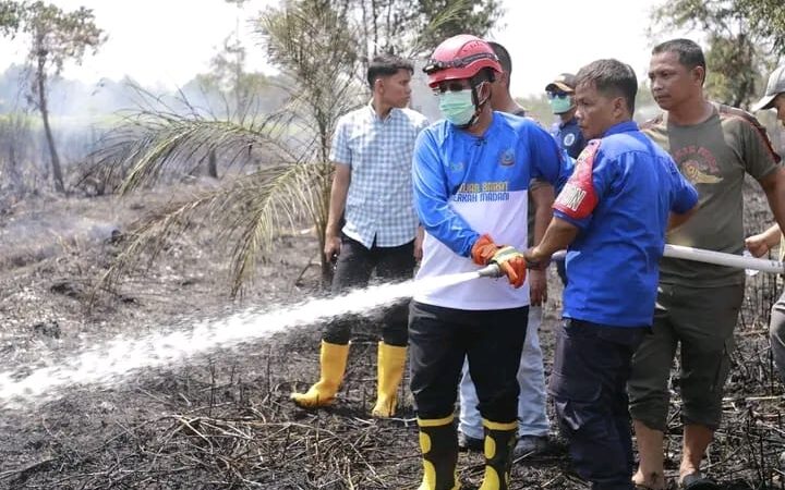 Bupati Anwar Sadat Turun Langsung Padamkan Karhutla di Kuala Indah, Imbau Warga Hentikan Pembakaran Lahan