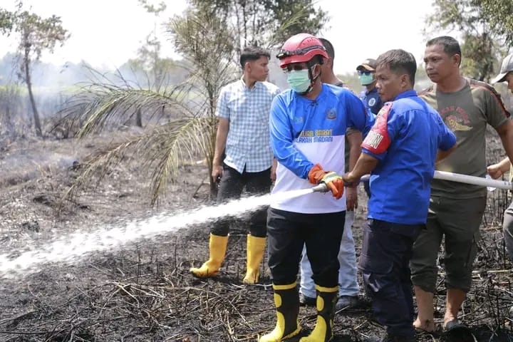 Bupati Anwar Sadat Turun Langsung Padamkan Karhutla di Kuala Indah, Imbau Warga Hentikan Pembakaran Lahan