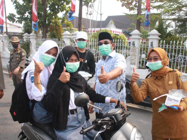 Bupati Anwar Sadat Bagikan Masker, Lindungi Warga di Tengah Kabut Asap