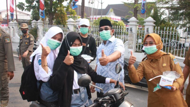 Bupati Anwar Sadat Bagikan Masker, Lindungi Warga di Tengah Kabut Asap