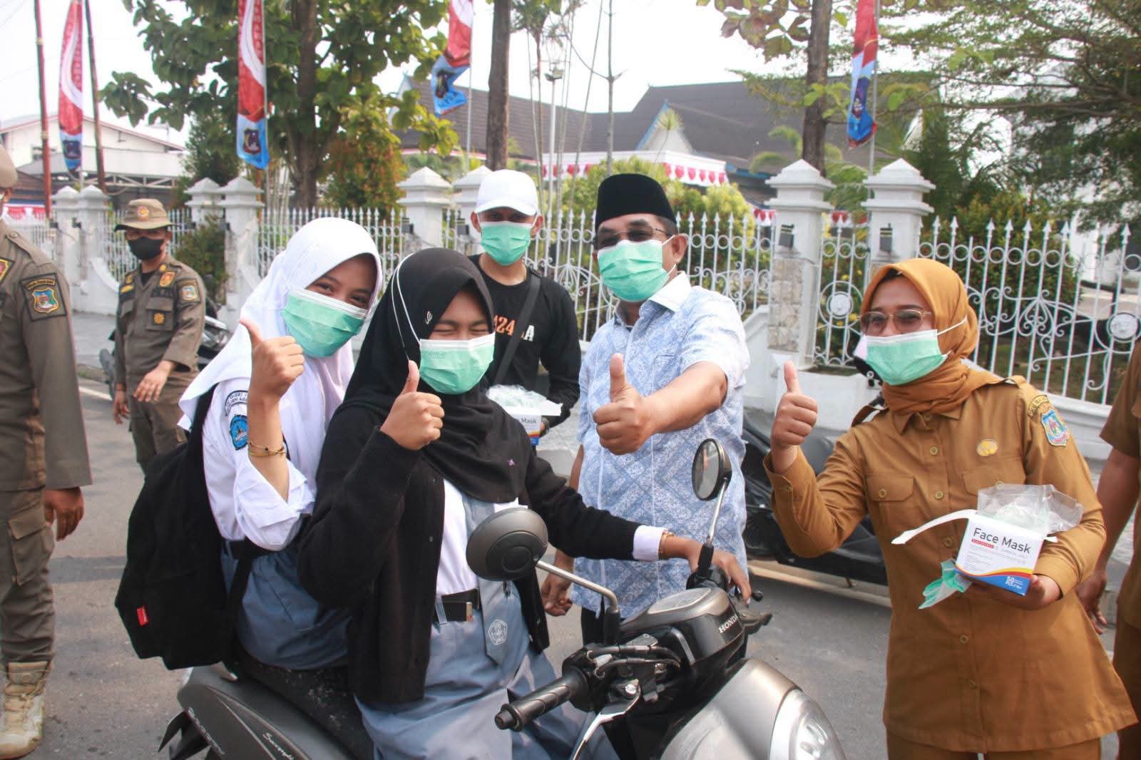 Bupati Anwar Sadat Bagikan Masker, Lindungi Warga di Tengah Kabut Asap