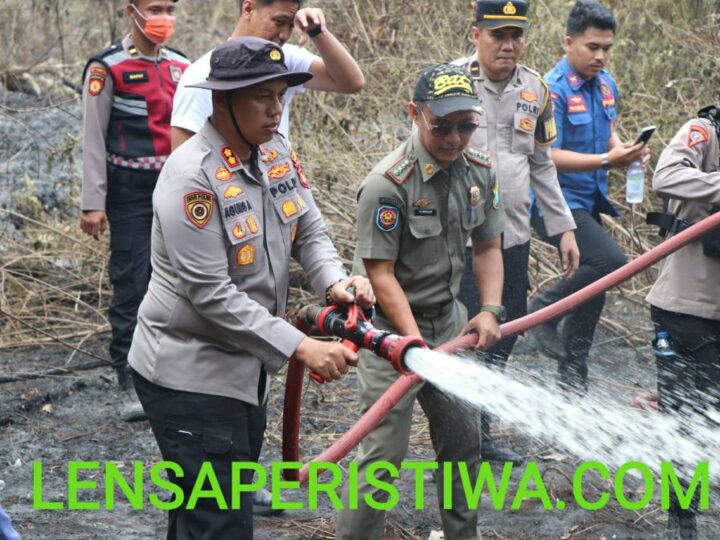 KAPOLRES MUSI RAWAS TURUN LANGSUNG PADAMKAN KARHTLA DI KAWASAN AGROPOLITAN