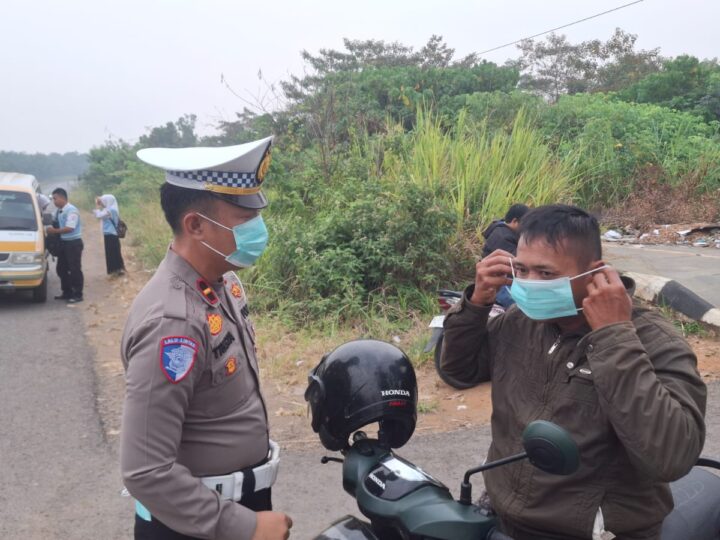 Peduli Masyarakat, Polres Musi Rawas Bagikan Masker Cegah Paparan Asap Karhutla