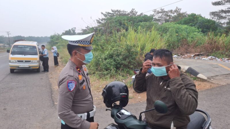 Peduli Masyarakat, Polres Musi Rawas Bagikan Masker Cegah Paparan Asap Karhutla