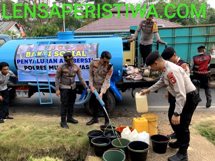 WARGA DESA SURO SAMBUT ANTUSIAS BANTUAN AIR BERSIH DARI POLRES MUSI RAWAS DI TENGAH MUSIM KEMARAU