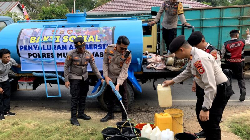 WARGA DESA SURO SAMBUT ANTUSIAS BANTUAN AIR BERSIH DARI POLRES MUSI RAWAS DI TENGAH MUSIM KEMARAU