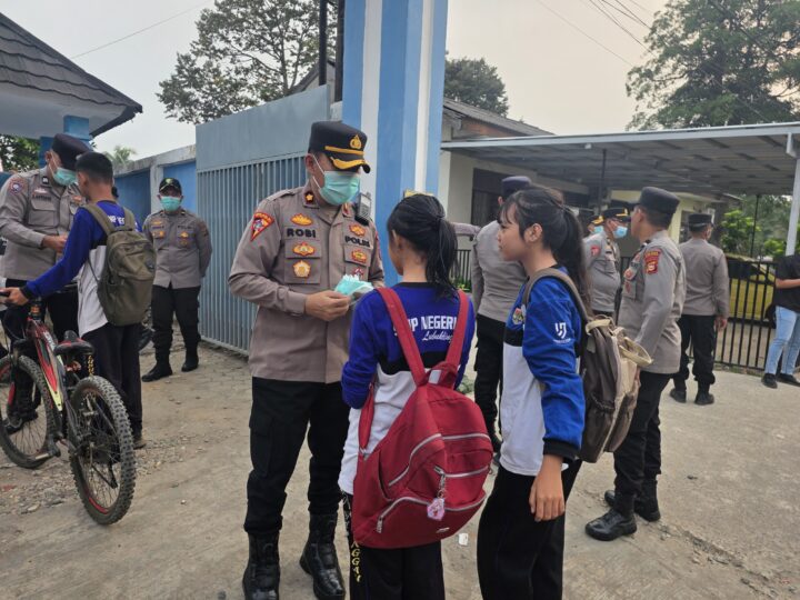 KAPOLRES LUBUK LINGGAU MEMBAGI 1.276 MASKER UNTUK PARA PELAJARAN SMPN 2