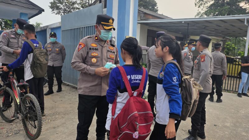 KAPOLRES LUBUK LINGGAU MEMBAGI 1.276 MASKER UNTUK PARA PELAJARAN SMPN 2