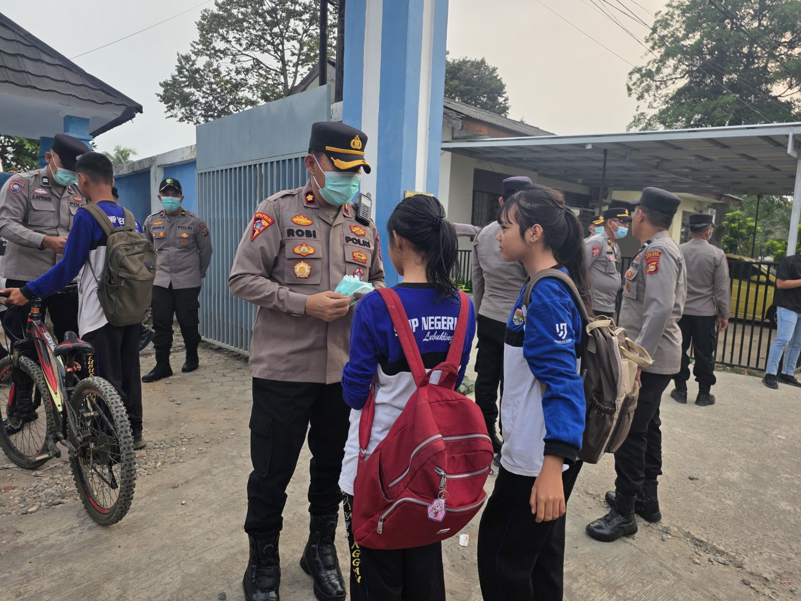 KAPOLRES LUBUK LINGGAU MEMBAGI 1.276 MASKER UNTUK PARA PELAJARAN SMPN 2