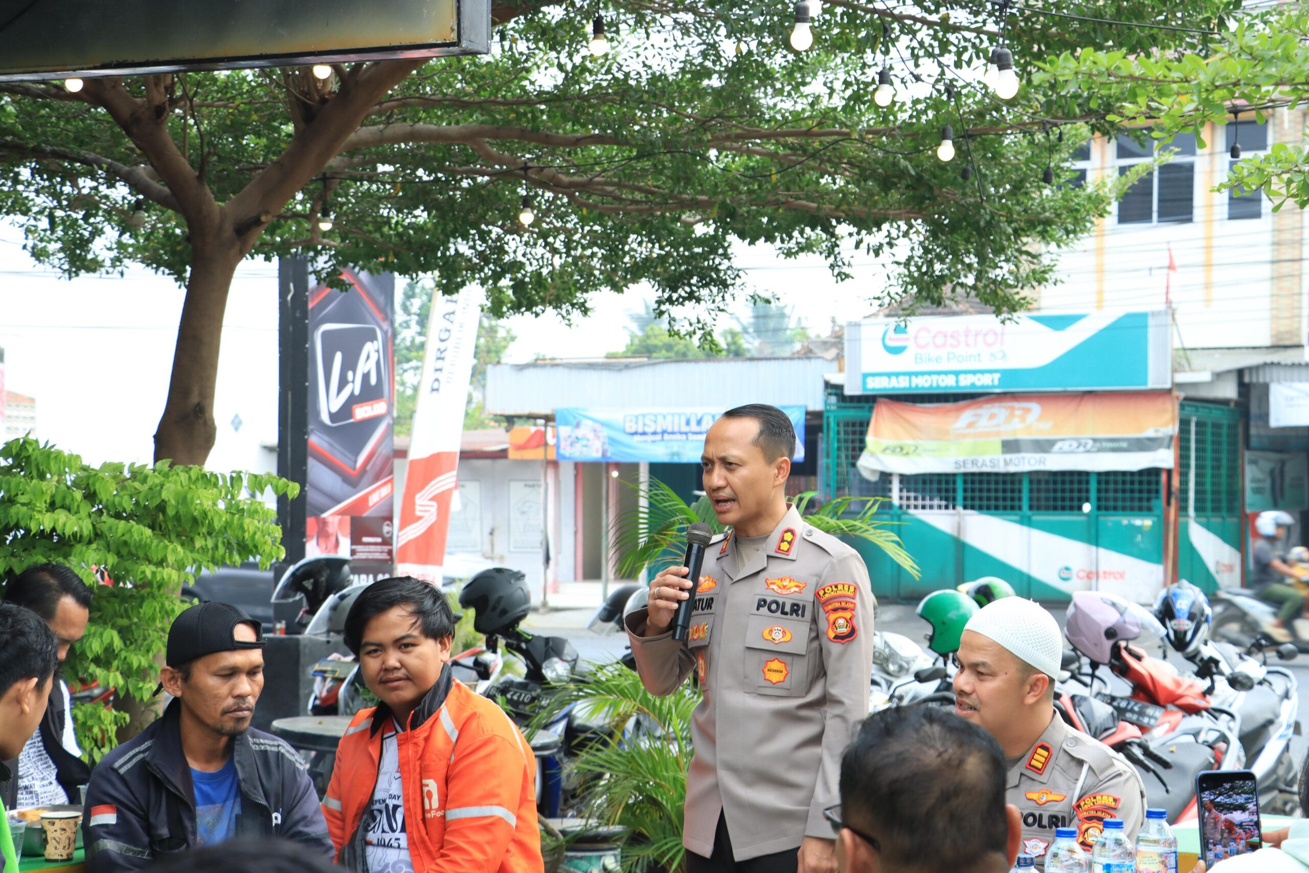 Kapolres Lubuk Linggau Bersama Jajaran Ngopi Santai Dengan Perwakilan Ojek Daring Se- Kota Lubuklinggau Jalin Tali Silaturahmi Yang Telah Terjalin kian erat Selama Ini