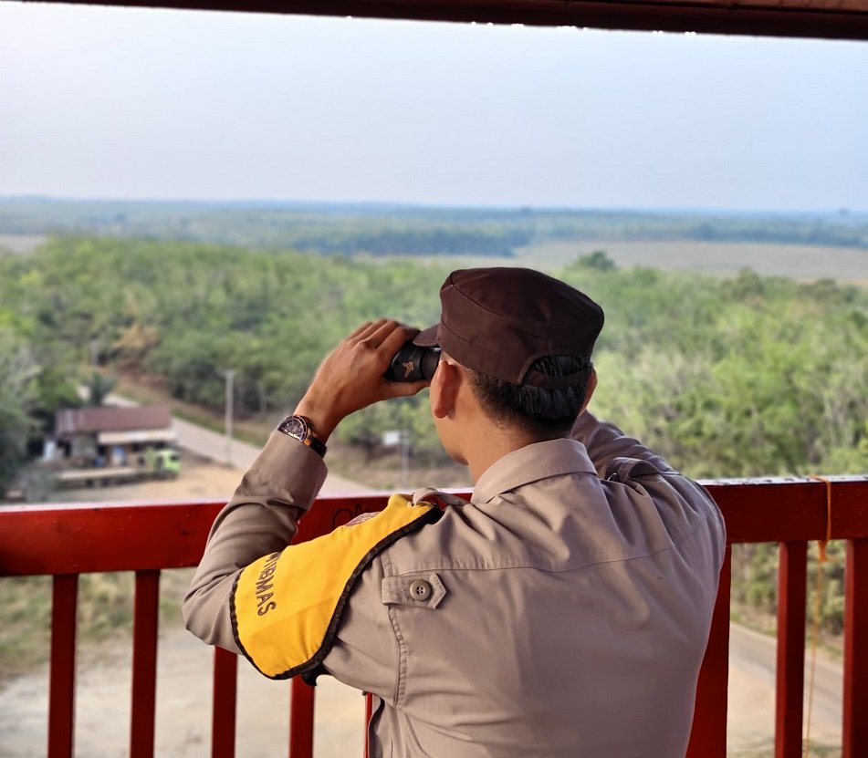 POLISI DAN PERUSAHAAN PERKEBUNAN PERKUAT SINERGI, PANTAU TITIK API KARHUTLA LEWAT MENARA PANTAU