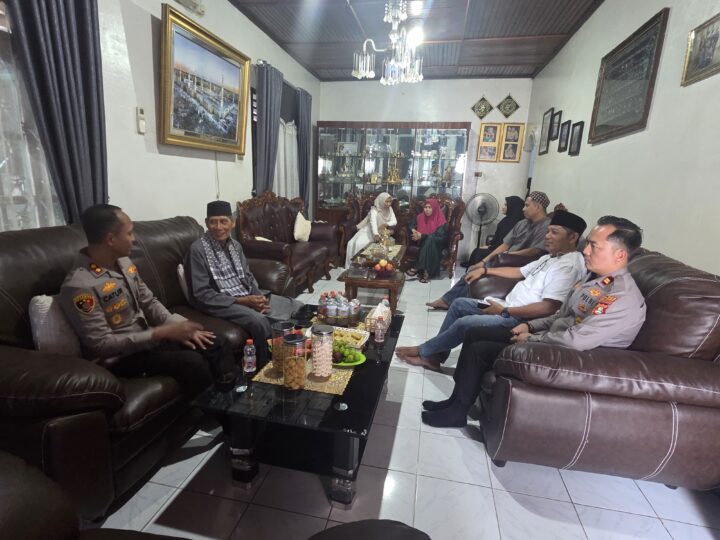 KAPOLRES LUBUK LINGGAU BERSILATURAHMI DENGAN KETUA MUI,UNTUK MEMPERKUAT SINERGI JAGA KAMTIBMAS