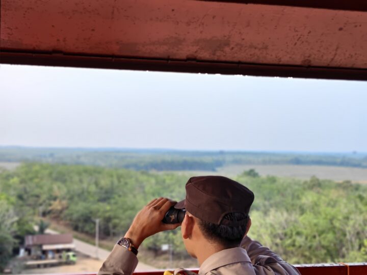POLISI DAN PERUSAHAAN PERKEBUNAN PERKUAT SINERGI, PANTAU TITIK API KARHUTLA LEWAT MENARA PANTAU