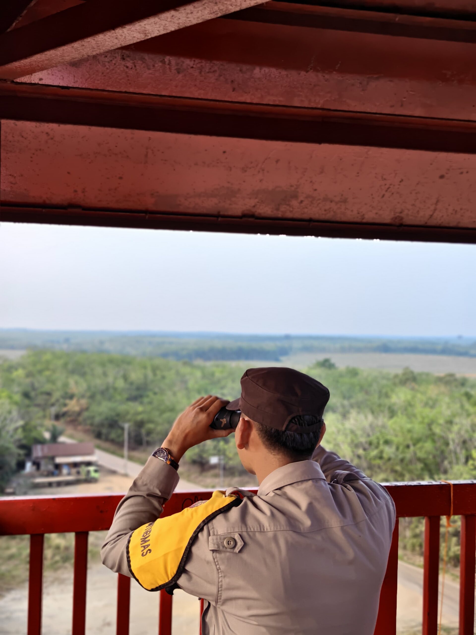 POLISI DAN PERUSAHAAN PERKEBUNAN PERKUAT SINERGI, PANTAU TITIK API KARHUTLA LEWAT MENARA PANTAU