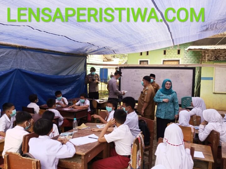 PEDULI DAMPAK KABUT ASAP KARHUTLA,POLRES MUSI RAWAS BAGIKAN MASKER DAN EDUKASI KESEHATAN KEPADA PELAJAR SD