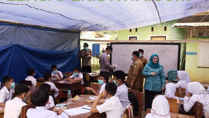 PEDULI DAMPAK KABUT ASAP KARHUTLA,POLRES MUSI RAWAS BAGIKAN MASKER DAN EDUKASI KESEHATAN KEPADA PELAJAR SD