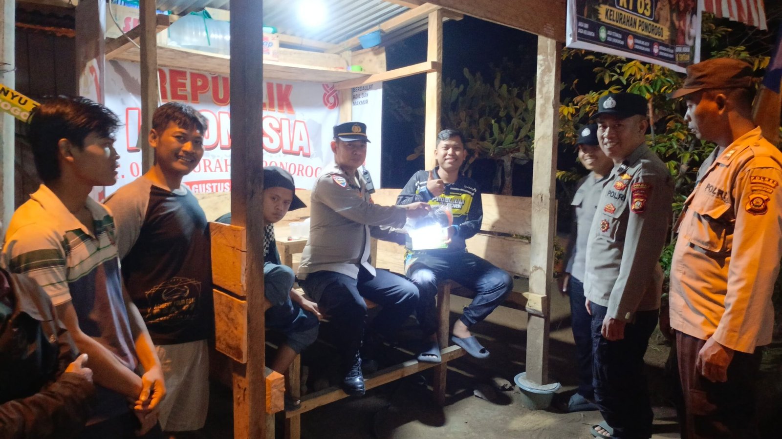 SAT BINMAS POLRES LUBUK LINGGAU SALURKAN BANTUAN SENTER GRATIS UNTUK SISKAMLING DAN MEMPERKUAT KEAMANAN BAGI MASYARAKAT.