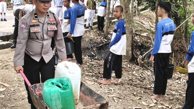 POLRES LUBUK LINGGAU MENYALURKAN AIR BERSIH UNTUK PELAJAR SMPN 14,WUJUD NYATA KEPEDULIAN DALAM KEADAAN MUSIM KEMARAU.