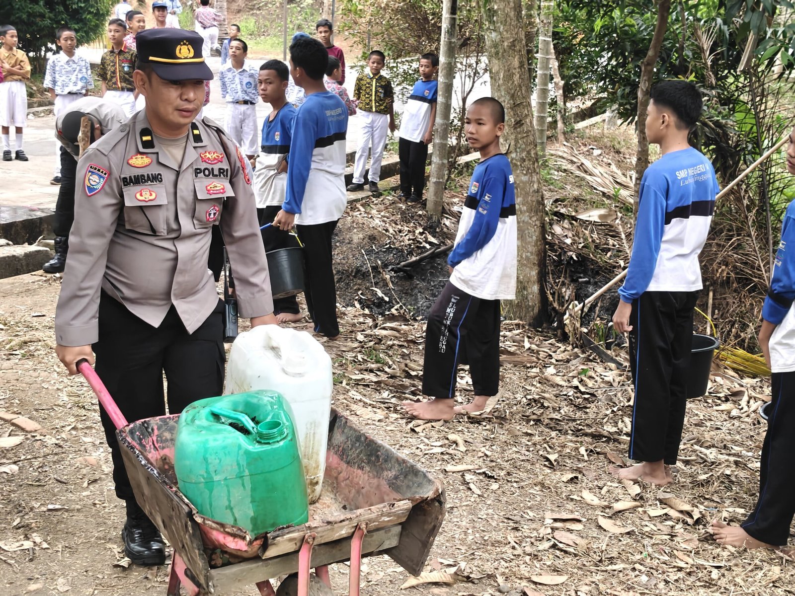 POLRES LUBUK LINGGAU MENYALURKAN AIR BERSIH UNTUK PELAJAR SMPN 14,WUJUD NYATA KEPEDULIAN DALAM KEADAAN MUSIM KEMARAU.