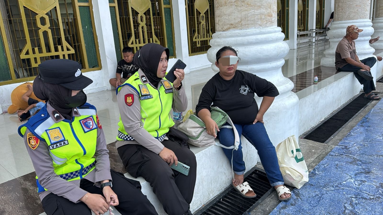 SRIKANDI POLRES LUBUK LINGGAU GERAK CEPAT MEMBANTU SEORANG IBU YANG DI TINGGALI SUAMI YA DAN MEMESAN TRAVEL UNTUK PULANG KAMPUNG HALAMAN RUMAH YA.