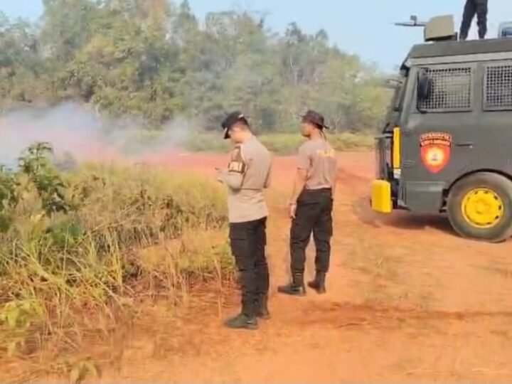Polres Musi Rawas Sigap Padamkan Kebakaran Lahan Seluas 1 Hektare di Muara Beliti ,Api diduga akibat Puntung Rokok