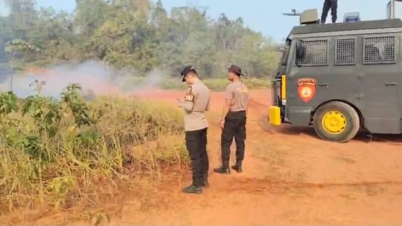 Polres Musi Rawas Sigap Padamkan Kebakaran Lahan Seluas 1 Hektare di Muara Beliti ,Api diduga akibat Puntung Rokok