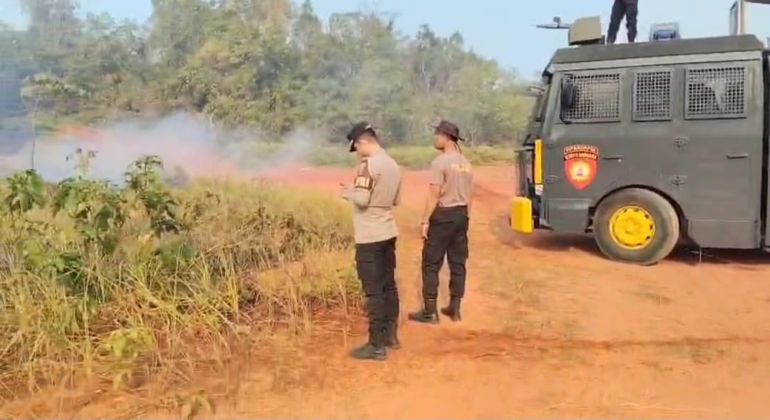 Polres Musi Rawas Sigap Padamkan Kebakaran Lahan Seluas 1 Hektare di Muara Beliti ,Api diduga akibat Puntung Rokok